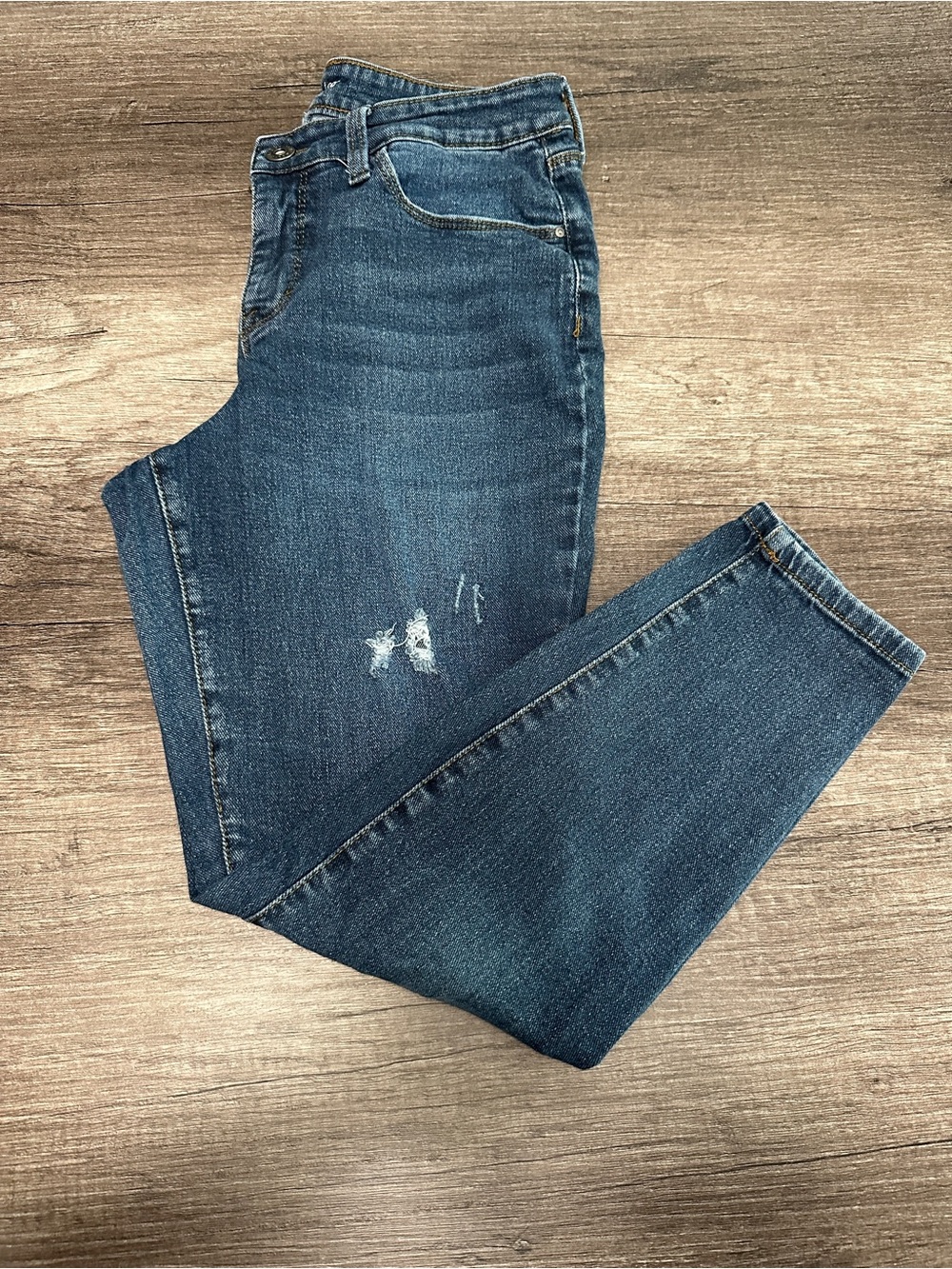 Curvy skinny leg blue denim jeans with distressed details